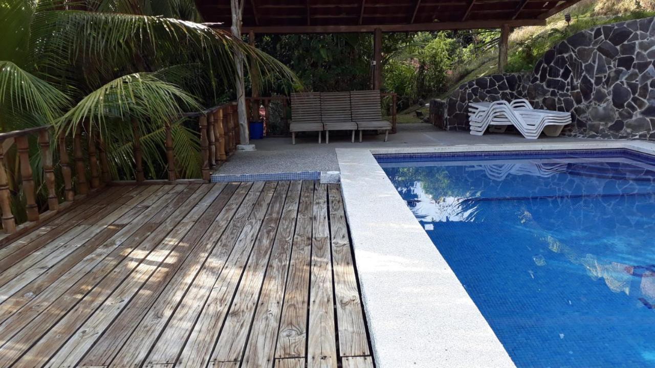 Iguana Libre Hotel Dominical Bagian luar foto