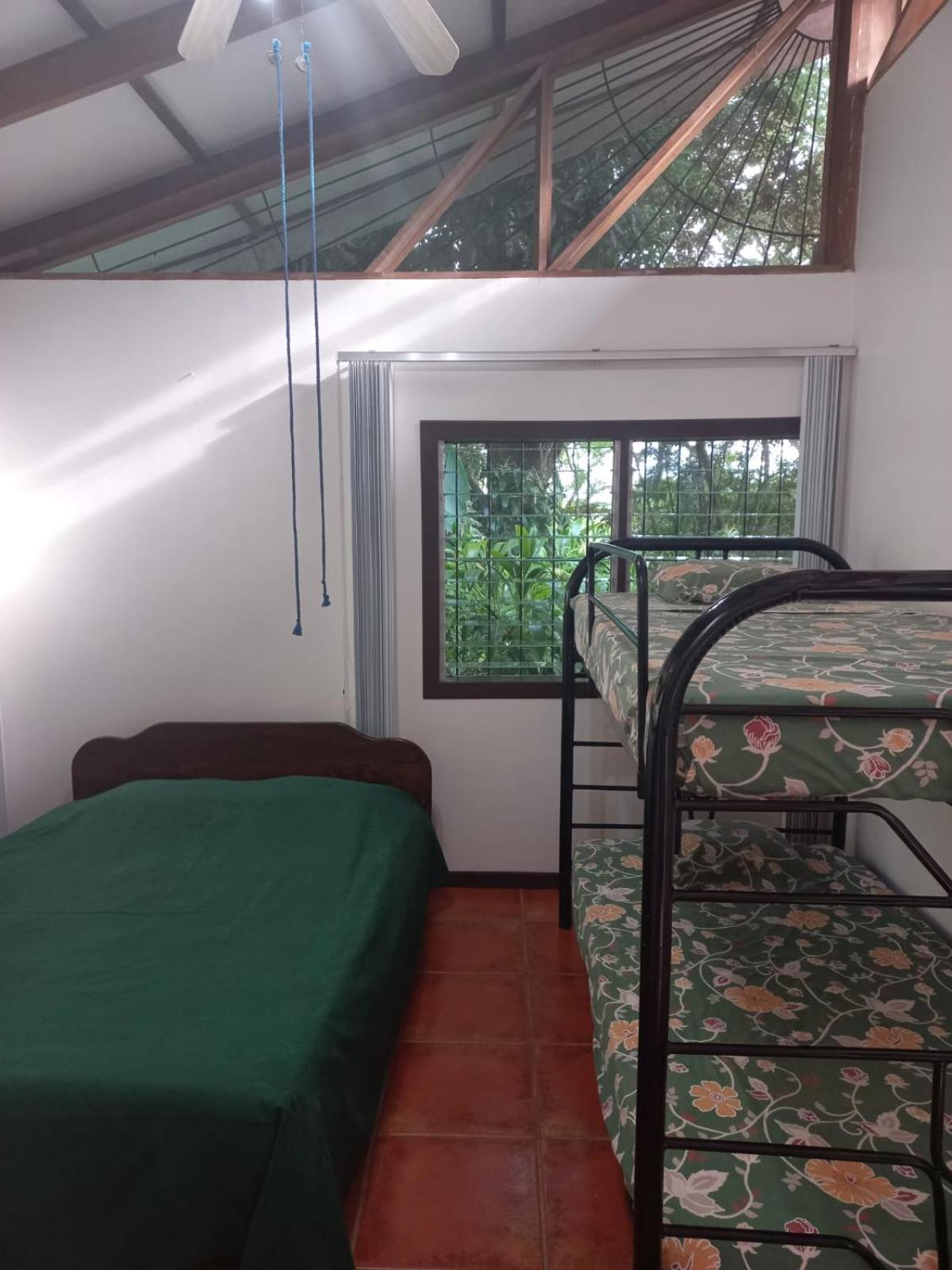 Iguana Libre Hotel Dominical Bagian luar foto